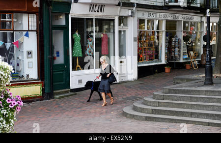 Die schicke Pantiles Bezirk von Royal Tunbridge Wells Kent England UK mit seinen intelligenten Cafés, Geschäften und bars Stockfoto