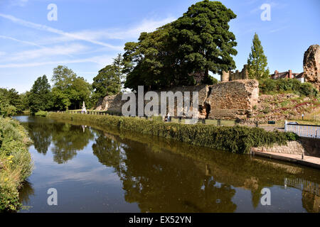 Tonbridge Castle und Brücke Kent England UK - Tonbridge ist eine Stadt am Fluss Medway Stockfoto