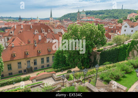 Die Prager Burg Garten, Blick auf die weniger Palffy (Obst) Garten Terrasse gelegen über dem Hradschin in Prag, Tschechische Republik. Stockfoto