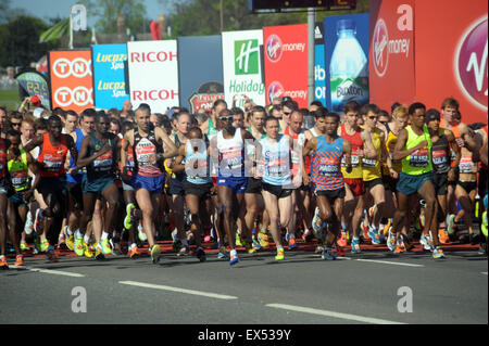 London, UK, 13. April 2014, Mo Mohamed Farah CBE nimmt erste Startreihe Zentrum zu Beginn des Virgin London Marathon 2014. Stockfoto