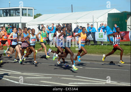 London, UK, 13. April 2014, Mo Mohamed Farah CBE nimmt erste Startreihe Zentrum zu Beginn des Virgin London Marathon 2014. Stockfoto