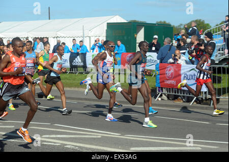 London, UK, 13. April 2014, Mo Mohamed Farah CBE nimmt erste Startreihe Zentrum zu Beginn des Virgin London Marathon 2014. Stockfoto