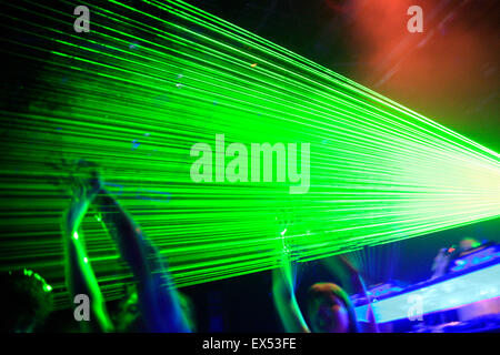 Bild von einem Lazer / Laserstrahlen Frequenzen und Tänzer unter Verzicht auf ihre Hände in die Luft in einem griechischen Nachtclub. Athen, Griechenland. Stockfoto