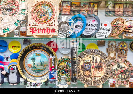 Shopping Prag, Blick auf die bunten Souvenirs in einem Schaufenster in der Havelska Markt in der Stare Mesto Viertel von Prag, tschechische Republik. Stockfoto