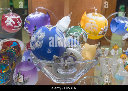 Prager Glas, eine Ausstellung von böhmischem Kristallglas in einem Glaseinzelhandel im Stadtteil Stare Mesto in Prag, Tschechische Republik. Stockfoto