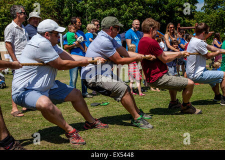 Tauziehen, Kingston Dorffest, Kingston, Sussex, UK Stockfoto