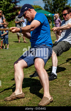 Tauziehen, Kingston Dorffest, Kingston, Sussex, UK Stockfoto