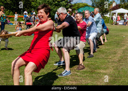 Tauziehen, Kingston Dorffest, Kingston, Sussex, UK Stockfoto