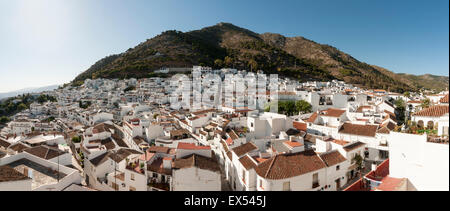 Panoramablick auf weißen Dorf am Hang von Mijas, Andalusien, Spanien Stockfoto