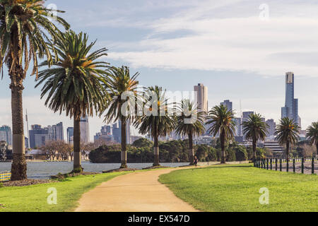 Skyline von Melbourne gesehen von Albert Park Lake und Lakeside Drive, Melbourne, Victoria, Australia Stockfoto