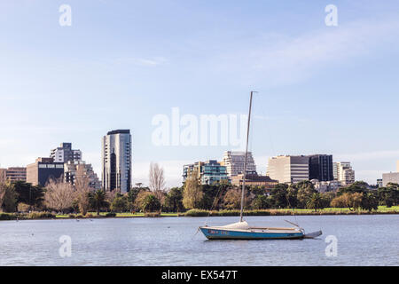 Yacht auf Albert Park Lake, Melbourne, Victoria, Australien Stockfoto