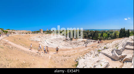 Syrakus, Italien - 18. August 2014: Touristen besuchen antiken griechischen Theater in Syrakus, Italien. Stockfoto