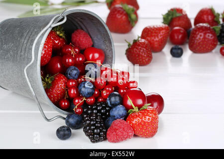 Beerenfrüchte in Eimer mit Erdbeeren, Heidelbeeren, Johannisbeeren, Kirschen, Himbeeren, Brombeeren Stockfoto