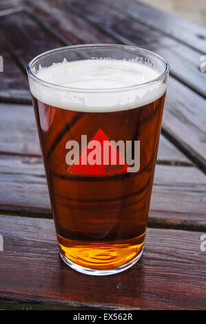 Ein pint Entwurf Bass real ale auf einem Pub pub Tabelle tabelle Getränke Gläser Stockfoto