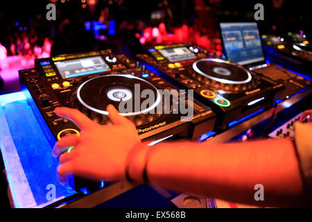 DJ an den Plattentellern hand / Tonmischung Geräte. Nachtklub Athen, Griechenland. Stockfoto