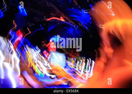 Bewegung Bild Frau / Frau DJ an den Plattentellern in einem griechischen Nachtclub. Stockfoto