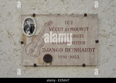 Gedenktafel am Haus zum Gedenken an Django Reinhardt, Gitarrist und Komponist an Samois-Sur-Seine, Frankreich. Stockfoto