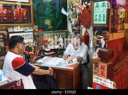 Wahrsagerin in der Man Mo Tempel (Hollywood Road) Hong Kong China Stockfoto