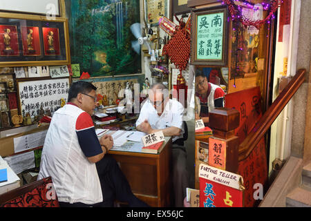 Wahrsagerin in der Man Mo Tempel (Hollywood Road) Hong Kong China Stockfoto