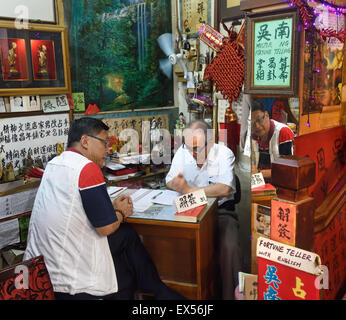 Wahrsagerin in der Man Mo Tempel (Hollywood Road) Hong Kong China Stockfoto