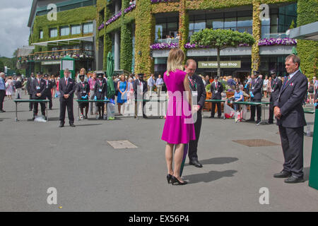 Wimbledon, London, UK. 7. Juli 2015. Der All England Club statt eine Schweigeminute auf 11:30 am zehnten Jahrestag der 7.Juli Terror Bombenanschläge in London. 7/7. London Bombardierungen Opfer. 10 Jahr-Jubiläum.  Bildnachweis: Amer Ghazzal/Alamy Live-Nachrichten Stockfoto