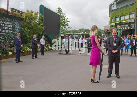 Wimbledon, London, UK. 7. Juli 2015. Der All England Club statt eine Schweigeminute auf 11:30 am zehnten Jahrestag der 7.Juli Terror Bombenanschläge in London. 7/7. London Bombardierungen Opfer. 10 Jahr-Jubiläum.  Bildnachweis: Amer Ghazzal/Alamy Live-Nachrichten Stockfoto