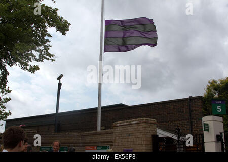 Wimbledon, London, UK. 7. Juli 2015. AELTC Club Flagge weht auf Halbmast anlässlich des zehnten Jahrestags der 7.Juli Terror Bombenanschläge in London. 7/7. London Bombardierungen Opfer. 10 Jahr-Jubiläum.  Bildnachweis: Amer Ghazzal/Alamy Live-Nachrichten Stockfoto