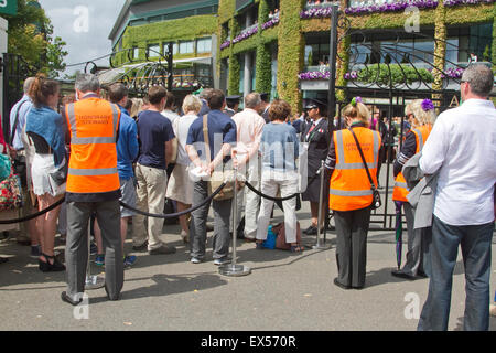 Wimbledon, London, UK. 7. Juli 2015. Ehrenamtlichen Stewards und Zuschauer stehen in einer Schweigeminute an 11:30 vor den Toren des AELTC anlässlich des zehnten Jahrestags der 7.Juli Terror Bombenanschläge in London. 7/7. London Bombardierungen Opfer. 10 Jahr-Jubiläum.  Bildnachweis: Amer Ghazzal/Alamy Live-Nachrichten Stockfoto