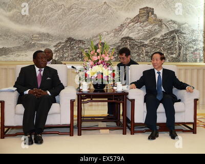 Peking, China. 7. Juli 2015. Wang Jiarui (R), Leiter der internationalen Abteilung des kommunistischen Teil von China Zentralkomitees, trifft mit dem Besuch der simbabwischen Vizepräsident Emmerson Mnangagwa, in Peking, China, 7. Juli 2015. Bildnachweis: Ding Haitao/Xinhua/Alamy Live-Nachrichten Stockfoto