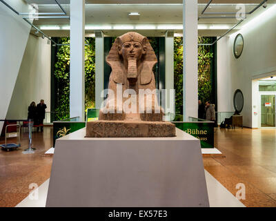 Berlin-Dussmann Das Kulturkaufhaus, Kultur Kaufhaus Foyer mit Stein Sphinx und vertikale Gärten von Patrick Blanc Stockfoto