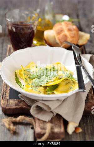 Ravioli mit Rucola Blätter. Stockfoto