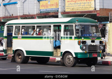 Yangon, Myanmar-Mai 4. 2014: Ortsbus. Busse sind das beliebteste Transportmittel in der Stadt. Stockfoto