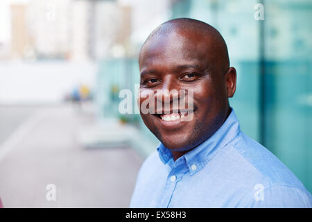 Glücklicher afrikanisch-amerikanischer Mann, Blick in die Kamera Stockfoto