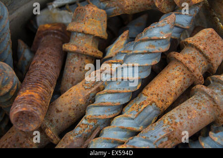 Ein Eimer voll von rostigen alten Schienenschraubenspitzen oder Spurstacheln. Industrieprodukte, die auf den Schienen des Banff Rail and Bus Station, Banff, Kanada, gefunden wurden. Stockfoto