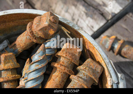 Ein Eimer voll von rostigen alten Schienenschraubenspitzen oder Spurstacheln. Industrieprodukte, die auf den Schienen des Banff Rail and Bus Station, Banff, Kanada, gefunden wurden. Stockfoto