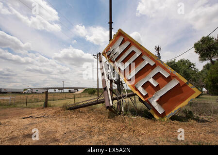 Gefallenen Motel-Schild auf der Route 66 in Adrian, Texas Stockfoto