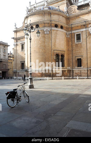 Ein Fahrrad parkte in der Piazza della Steccata mit Basilika Santa Maria della Steccata ich den Hintergrund. Stockfoto