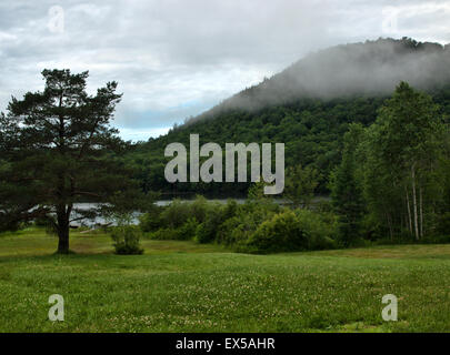 Oxbow Berg im südlichen Region des Adirondack State Park an einem nebligen Morgen Stockfoto