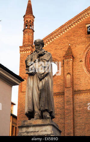 Marmorstatue von Gian Domenico Romagnosi vor der Kirche San Francesco, Piacenza, Emilia-Romagna, Italien. Stockfoto