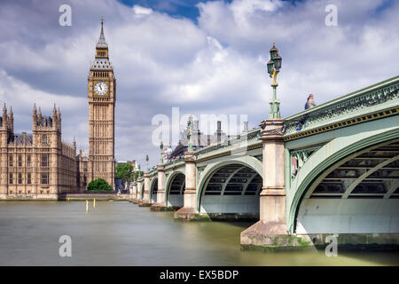 Westminster Bridge über die Themse zum Big Ben und der Palace of Westminster in London führt. Stockfoto