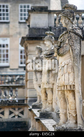 Skulptur von Ostorius Scapula im Komplex der römischen Bäder in Bath; Somerset; England Stockfoto