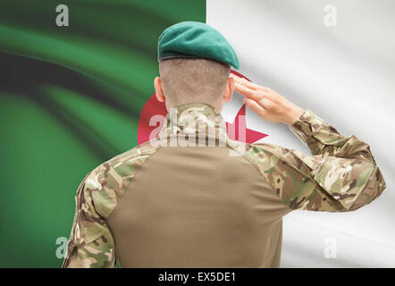 Soldat im Hut vor Nationalflagge Reihe - Algerien Stockfoto