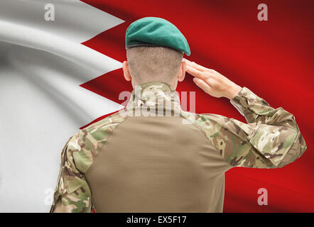 Soldat im Hut vor Nationalflagge Reihe - Bahrain Stockfoto