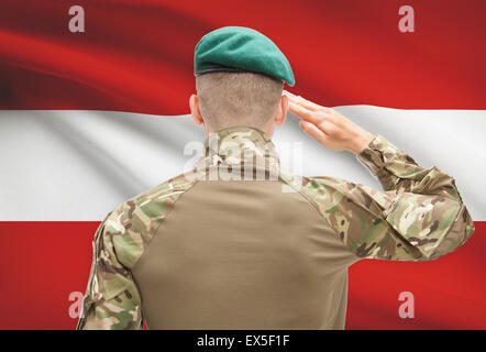 Soldat im Hut vor Nationalflagge Reihe - Österreich Stockfoto