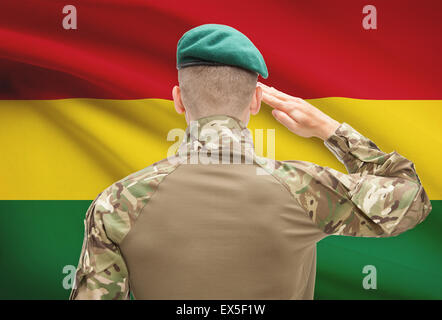 Soldat im Hut vor Nationalflagge Reihe - Bolivien Stockfoto