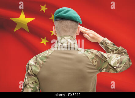Soldat im Hut vor Nationalflagge Reihe - China Stockfoto