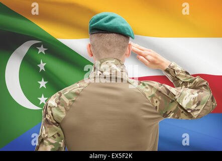 Soldat im Hut vor Nationalflagge Reihe - Komoren Stockfoto