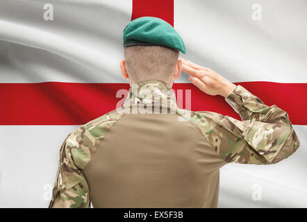 Soldat im Hut vor Nationalflagge Reihe - England Stockfoto