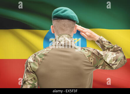 Soldat im Hut vor Nationalflagge Reihe - Äthiopien Stockfoto