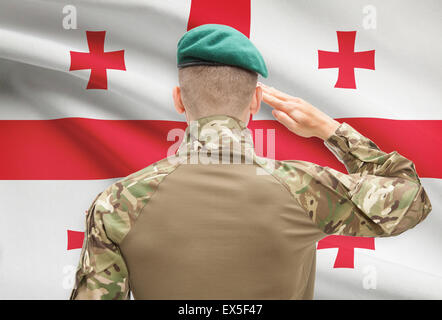 Soldat im Hut vor Nationalflagge Reihe - Georgien Stockfoto